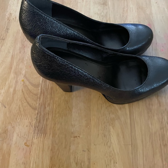 Calvin Klein Women’s Shiny Rounded Toes - Picture 9 of 9